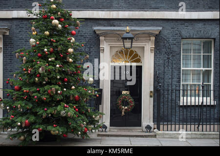 Downing Street, London, UK. Vom 5. Dezember 2017. Minister der Regierung in Downing Street für die wöchentliche Kabinettssitzung am Tag nach PM Theresa May kehrt aus fehlgeschlagen Brexit Gespräche in Brüssel. Foto: Weihnachtsbaum und feierliche Kranzniederlegung in Nr. 10. Credit: Malcolm Park/Alamy Leben Nachrichten. Stockfoto