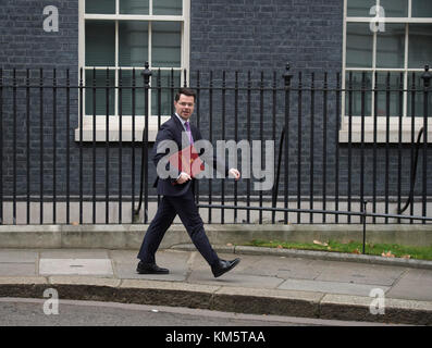 Downing Street, London, UK. Vom 5. Dezember 2017. Minister der Regierung in Downing Street für die wöchentliche Kabinettssitzung am Tag nach PM Theresa May kehrt aus fehlgeschlagen Brexit Gespräche in Brüssel. Foto: James Brokenshire, Staatssekretär für Nordirland. Credit: Malcolm Park/Alamy Leben Nachrichten. Stockfoto