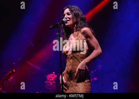 Neapel, Italien. 04 Dez, 2017. Paola Turci live auf der Bühne am Teatro Augusteo in Neapel (Italien) für das Datum seiner Tour "il secondo Cuore tour". Stockfoto