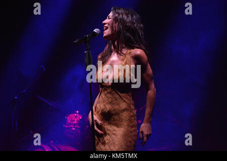 Neapel, Italien. 04 Dez, 2017. Paola Turci live auf der Bühne am Teatro Augusteo in Neapel (Italien) für das Datum seiner Tour "il secondo Cuore tour". Stockfoto