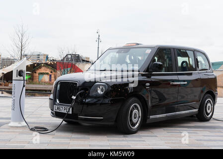 London, Großbritannien. Dezember 2017. Markteinführung des neuen London Electric Vehicle Company TX Electric Taxi vor dem Battersea Power Station am 05. Dezember 2017. Das neue umweltfreundliche Taximodell TX verfügt über eine fortschrittliche Antriebsbatterie mit einer Reichweite von insgesamt 377 km und vergleichbaren Betriebskosten Guthaben: ZUMA Press, Inc./Alamy Live News Stockfoto