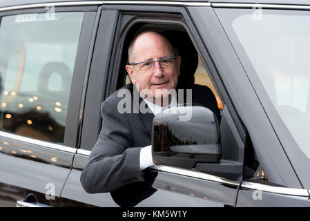 London, Großbritannien. Dezember 2017. Chris Gubbey, CEO der London Electric Vehicle Company London, bringt am 05. Dezember 2017 das neue TX Electric Taxi vor dem Battersea Power Station auf den Markt. Das neue umweltfreundliche Taximodell TX verfügt über eine fortschrittliche Antriebsbatterie mit einer Reichweite von insgesamt 377 km und vergleichbaren Betriebskosten Guthaben: ZUMA Press, Inc./Alamy Live News Stockfoto