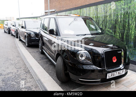 London, Großbritannien. Dezember 2017. Das neue London Electric Vehicle Company TX Electric Taxi ist am 5. Dezember 2017 auf den Straßen Londons. Das neue umweltfreundliche Taximodell TX verfügt über eine fortschrittliche Antriebsbatterie mit einer Reichweite von insgesamt 377 km und vergleichbaren Betriebskosten Guthaben: ZUMA Press, Inc./Alamy Live News Stockfoto