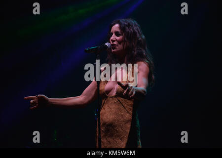 Neapel, Italien. 04 Dez, 2017. Paola Turci live auf der Bühne am Teatro Augusteo in Neapel (Italien) für das Datum seiner Tour "il secondo Cuore tour". Stockfoto