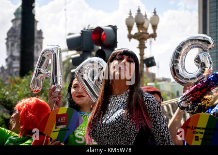 18. November 2017 - Buenos Aires, Ciudad AutÃ³noma de Buenos Aires, Argentinien - vor Regenbogenfahnen und silbernen Buchstaben mit der Schreibweise „ARG“ (Argentinien) posiert eine stolze Drag Queen für ein Foto. Tausende von Stolz-Anhängern marschierten von der Plaza de Mayo zum Congreso de la NaciÃ³n während des 26. Jährlichen Marcha del Orgullo Gay Credit der Stadt: Jason Sheil/SOPA/ZUMA Wire/Alamy Live News Stockfoto