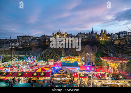 Edinburgh, Großbritannien. 5. Dez 2017. Beleuchtete Vergnügungsfahrten und Skyline der Altstadt von Edinburgh an einem kalten klaren Abend. Stürmisches Wetter wird für den späteren Verlauf der Woche prognostiziert. Schottland, Vereinigtes Königreich. Kredit: Iain Masterton/Alamy Live Nachrichten Stockfoto