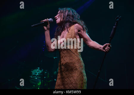 Neapel, Italien. 04 Dez, 2017. Paola Turci live auf der Bühne am Teatro Augusteo in Neapel (Italien) für das Datum seiner Tour "il secondo Cuore tour". Stockfoto