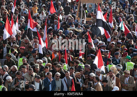 Sanaa, Jemen. Dezember 2017. Anhänger der schiitischen Huthi-Rebellen im Jemen nehmen am 5. Dezember 2017 in Sanaa, Jemen, Teil, um den Tod des ehemaligen jemenitischen Präsidenten Ali Abdullah Saleh zu feiern. Saleh wurde am Montag von den Huthi-Rebellen getötet. Quelle: Hani Al-ANSI/dpa/Alamy Live News Stockfoto