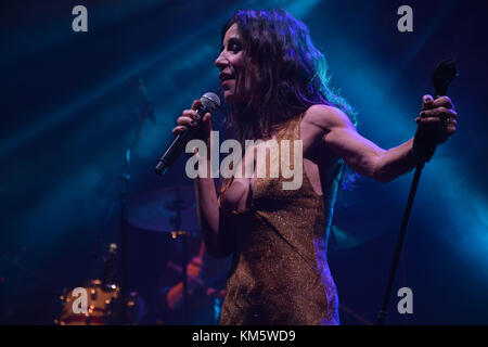 Neapel, Italien. 04 Dez, 2017. Paola Turci live auf der Bühne am Teatro Augusteo in Neapel (Italien) für das Datum seiner Tour "il secondo Cuore tour". Stockfoto