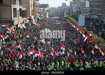 Sanaa, Jemen. 05. Dez 2017. Anhänger der schiitischen Huthi-Rebellen im Jemen nehmen an einer Kundgebung zur Feier des Todes des ehemaligen jemenitischen Präsidenten Ali Abdullah Saleh in Sanaa, Jemen, am 05. Dezember 2017 Teil. Saleh wurde am Montag von den Huthi-Rebellen getötet. Quelle: Hani Al-ANSI/dpa/Alamy Live News Stockfoto