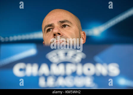 Madrid, Spanien. Dezember 2017. Dortmunder Trainer Peter Bosz hält am 5. Dezember 2017 eine Pressekonferenz im Estadio Santiago Bernabéu in Madrid, Spanien. Dortmund nimmt am letzten Spiel der Gruppenphase im Champions-League-Spiel zwischen Borussia Dortmund und Real Madrid am 06. Dezember 2017 Teil. Quelle: Bernd Thissen/dpa/Alamy Live News Stockfoto