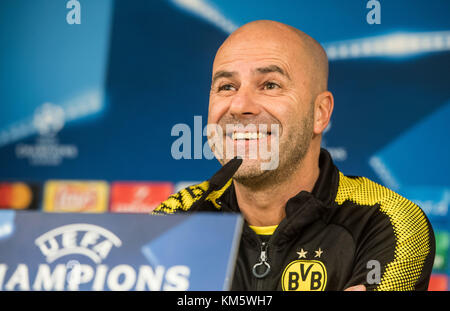 Madrid, Spanien. Dezember 2017. Dortmunder Trainer Peter Bosz hält am 5. Dezember 2017 eine Pressekonferenz im Estadio Santiago Bernabéu in Madrid, Spanien. Dortmund nimmt am letzten Spiel der Gruppenphase im Champions-League-Spiel zwischen Borussia Dortmund und Real Madrid am 06. Dezember 2017 Teil. Quelle: Bernd Thissen/dpa/Alamy Live News Stockfoto