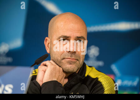 Madrid, Spanien. Dezember 2017. Dortmunder Trainer Peter Bosz hält am 5. Dezember 2017 eine Pressekonferenz im Estadio Santiago Bernabéu in Madrid, Spanien. Dortmund nimmt am letzten Spiel der Gruppenphase im Champions-League-Spiel zwischen Borussia Dortmund und Real Madrid am 06. Dezember 2017 Teil. Quelle: Bernd Thissen/dpa/Alamy Live News Stockfoto