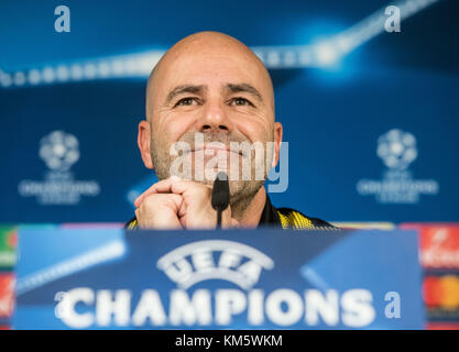 Madrid, Spanien. Dezember 2017. Dortmunder Trainer Peter Bosz hält am 5. Dezember 2017 eine Pressekonferenz im Estadio Santiago Bernabéu in Madrid, Spanien. Dortmund nimmt am letzten Spiel der Gruppenphase im Champions-League-Spiel zwischen Borussia Dortmund und Real Madrid am 06. Dezember 2017 Teil. Quelle: Bernd Thissen/dpa/Alamy Live News Stockfoto