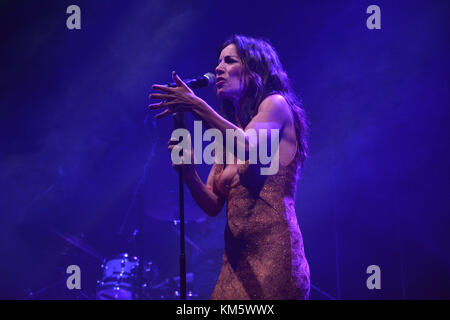 Neapel, Italien. 04 Dez, 2017. Paola Turci live auf der Bühne am Teatro Augusteo in Neapel (Italien) für das Datum seiner Tour "il secondo Cuore tour". Stockfoto