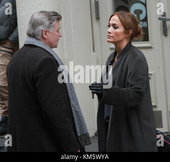 New York, NY, USA. Dezember 2017. Jennifer Lopez und Treat Williams Filmen am Set of Second Act in New York City am 5. Dezember 2017. Credit: Rw/Media Punch/Alamy Live News Stockfoto