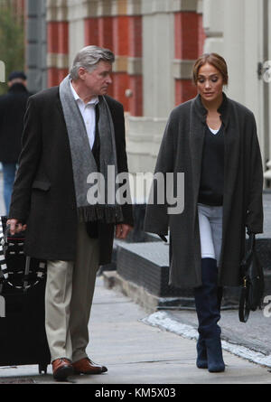 New York, NY, USA. Dezember 2017. Jennifer Lopez und Treat Williams Filmen am Set of Second Act in New York City am 5. Dezember 2017. Credit: Rw/Media Punch/Alamy Live News Stockfoto