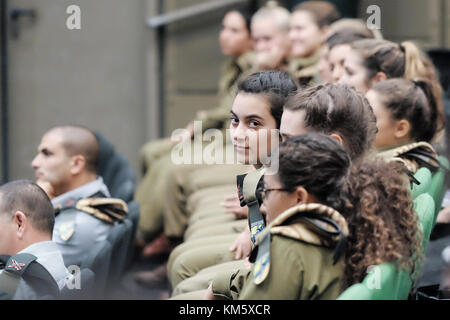 Latrun, Israel. 5 Dez, 2017. 13 weibliche Soldaten der IDF Absolvent tank Crew Training an einer Zeremonie in Yad lashiryon, die armored Corps Memorial site Latrun. Diese sind die ersten Frauen in den gepanzerten Korps als Teil eines Pilotprogramms zu dienen. In tank Ausbildung auf dem merkava Mark 3 Tanks, weibliche Soldaten bestimmt sind, in der 80th Division der Armee dienen, zuständig für den südlichen Negev und Arava Wüsten, die Sicherung der Grenzen Israels mit Ägypten und Jordanien. Kredit abgeschlossen: nir Alon/alamy leben Nachrichten Stockfoto