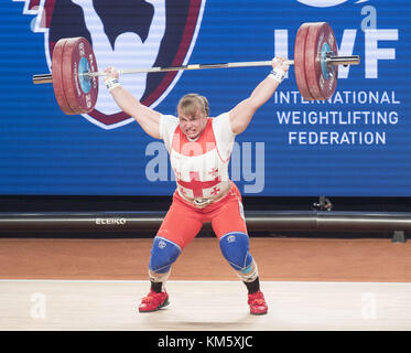 Anaheim, Kalifornien, USA. 4. Dez, 2017. ANASTASIA HOTFRID, Georgiens, konkurriert bei der Snatch anheben. - - - - - - - Der Frauen- 90 Gruppe A der Internationalen Föderation 2017 Wm am Montag im Anaheim Convention Center in Anaheim, Kalifornien. Quelle: David Bro/ZUMA Draht/Alamy leben Nachrichten Stockfoto