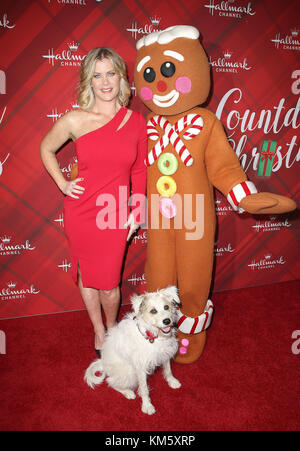 Los Angeles, Kalifornien, USA. Dezember 2017. Alison Sweeney, Happy the Dog, Lebkuchenmann Figur. Hallmark Channel Screening von „Christmas at Holly Lodge“ im The Grove. Quelle: F. Sadou/AdMedia/ZUMA Wire/Alamy Live News Stockfoto