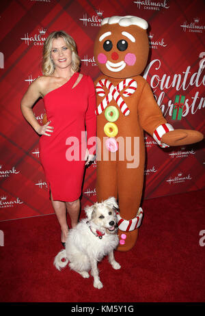 Los Angeles, Kalifornien, USA. Dezember 2017. Alison Sweeney, Happy the Dog, Lebkuchenmann Figur. Hallmark Channel Screening von „Christmas at Holly Lodge“ im The Grove. Quelle: F. Sadou/AdMedia/ZUMA Wire/Alamy Live News Stockfoto