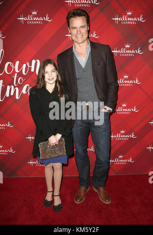 Los Angeles, Kalifornien, USA. 4. Dezember, 2017Dylan Neal, Tochter Bella Neal. Hallmark Channel Screening von „Christmas at Holly Lodge“ im The Grove. Quelle: F. Sadou/AdMedia/ZUMA Wire/Alamy Live News Stockfoto