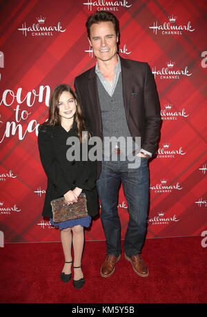 Los Angeles, Kalifornien, USA. 4. Dez, 2017 dylan Neal, Tochter Bella Neal. christmas Hallmark Channel Screening von'' bei Holly Lodge'' an der Waldung statt. Credit: f. sadou/admedia/zuma Draht/alamy leben Nachrichten Stockfoto