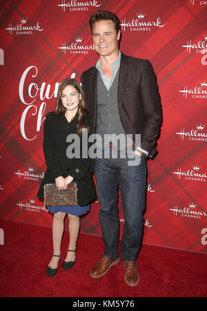 Los Angeles, Kalifornien, USA. 4. Dezember, 2017Dylan Neal, Tochter Bella Neal. Hallmark Channel Screening von „Christmas at Holly Lodge“ im The Grove. Quelle: F. Sadou/AdMedia/ZUMA Wire/Alamy Live News Stockfoto