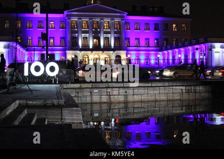 Helsinki, Finnland. 05 Dez, 2017. Präsidentenpalast leuchtet in Finnland 100 Jahre Unabhängigkeit am 6. Dezember zu feiern. Credit: Heini Kettunen/Alamy leben Nachrichten Stockfoto