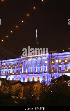 Senatsplatz in Helsinki, Finnland. 05 Dez, 2017. Blaue und weiße Beleuchtung feiert Finnland 100 Jahre Unabhängigkeit am 6. Dezember. Credit: Heini Kettunen/Alamy leben Nachrichten Stockfoto