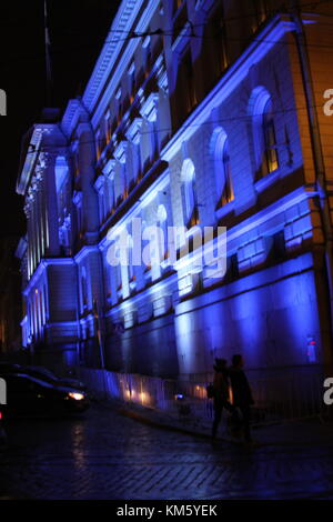 Senatsplatz in Helsinki, Finnland. 05 Dez, 2017. Blaue und weiße Beleuchtung feiert Finnland 100 Jahre Unabhängigkeit am 6. Dezember. Credit: Heini Kettunen/Alamy leben Nachrichten Stockfoto