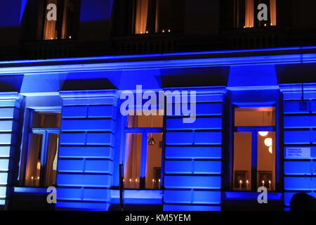 Senatsplatz in Helsinki, Finnland. 05 Dez, 2017. Blaue und weiße Beleuchtung feiert Finnland 100 Jahre Unabhängigkeit am 6. Dezember. Credit: Heini Kettunen/Alamy leben Nachrichten Stockfoto