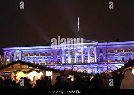 Senatsplatz in Helsinki, Finnland. 05 Dez, 2017. Blaue und weiße Beleuchtung feiert Finnland 100 Jahre Unabhängigkeit am 6. Dezember. Credit: Heini Kettunen/Alamy leben Nachrichten Stockfoto