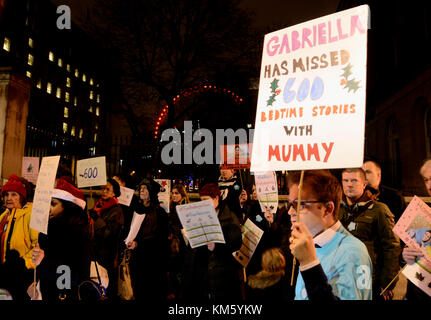 London, Großbritannien. 5. Dezember 2017. weichnachtsvigil für britisch-iranischen Frau nazanin zaghari - ratcliffe, im Iran inhaftiert. Downing Street, London. Credit: Howard Davies/alamy leben Nachrichten Stockfoto