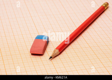 Auf den Millimeter Papier liegen ein Radiergummi und einem einfachen Bleistift close-up Stockfoto