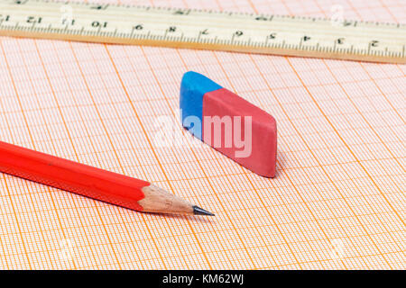 Auf den Millimeter Papier ist ein einfacher Bleistift close-up mit Radiergummi und Lineal Stockfoto