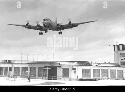 Die SAS DC 6 ist ein historisches Flugzeugmodell, das von Scandinavian Airlines System (SAS) in der Mitte des 20. Jahrhunderts verwendet wurde. Es stellt eine bedeutende Entwicklung in der Luftfahrtgeschichte dar, die für seine Langstreckenfähigkeiten und sein Design bekannt ist. Stockfoto