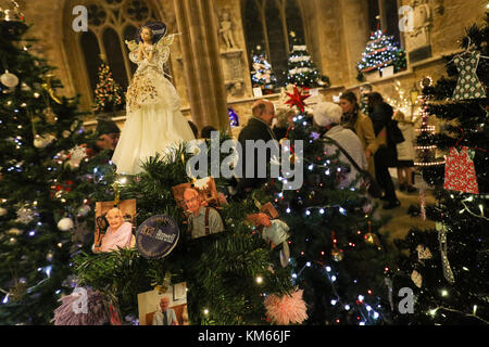 Geschmückte Bäume während einer Christmas Tree Festival in der Marienkirche in Melton Mowbray. Stockfoto