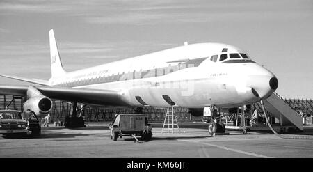 Die SAS DC-8 33 mit dem Namen Dan Viking bereitet sich auf ihren ersten Flug von der Douglas-Anlage in Long Beach, Kalifornien, vor. Dies war ein wichtiger Meilenstein in der Luftfahrtgeschichte. Stockfoto