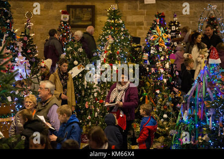 Geschmückte Bäume während einer Christmas Tree Festival in der Marienkirche in Melton Mowbray. Stockfoto