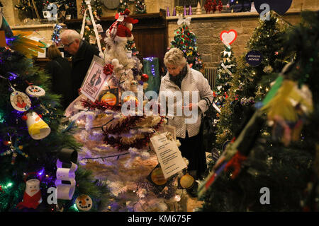 Geschmückte Bäume während einer Christmas Tree Festival in der Marienkirche in Melton Mowbray. Stockfoto