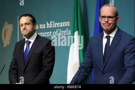 Taoiseach Leo Varadkar (links) und der Stellvertretende Premierministerin Simon Coveney während einer Pressekonferenz im Regierungsgebäude in Dublin folgende Brexit Verhandlungen. Stockfoto