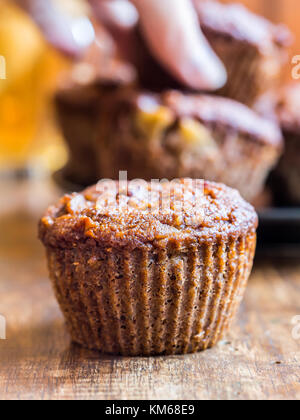 Glutenfrei (Mandel und Kokosnuss Mehl) paleo Muffins mit Äpfeln. Stockfoto