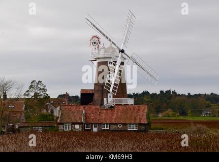 Die Mühle am cley next das Meer Stockfoto