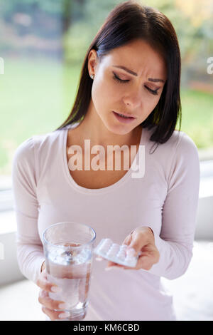 Frau mit Packung Tabletten Stockfoto