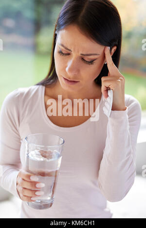 Frau mit Packung Tabletten Stockfoto