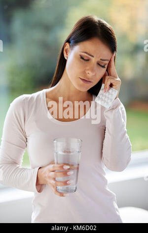 Frau mit Packung Tabletten Stockfoto