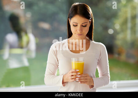 Mädchen mit einem Glas Orangensaft Stockfoto