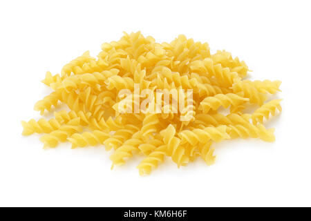 Pasta Fusilli auf weißem Hintergrund Stockfoto
