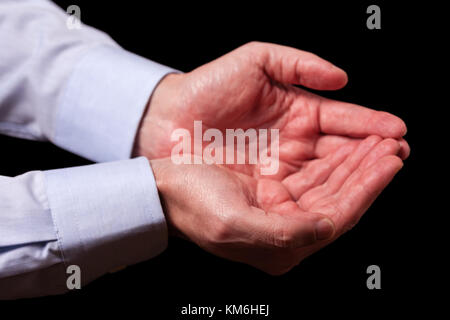 Reife männliche Geschäftsmann Hände zusammen mit leeren Handflächen nach oben. Konzept für Mann, der Betet das Gebet den Glauben Religion religiöse Verehrung oder mit Betteln Stockfoto